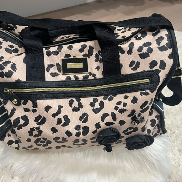Betsey Johnson Cheetah Overnight Bag - Picture 6 of 8